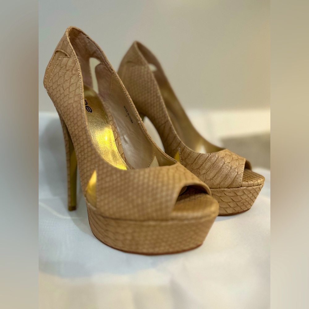 Bebe platform vegan snakeskin stiletto heel size 7